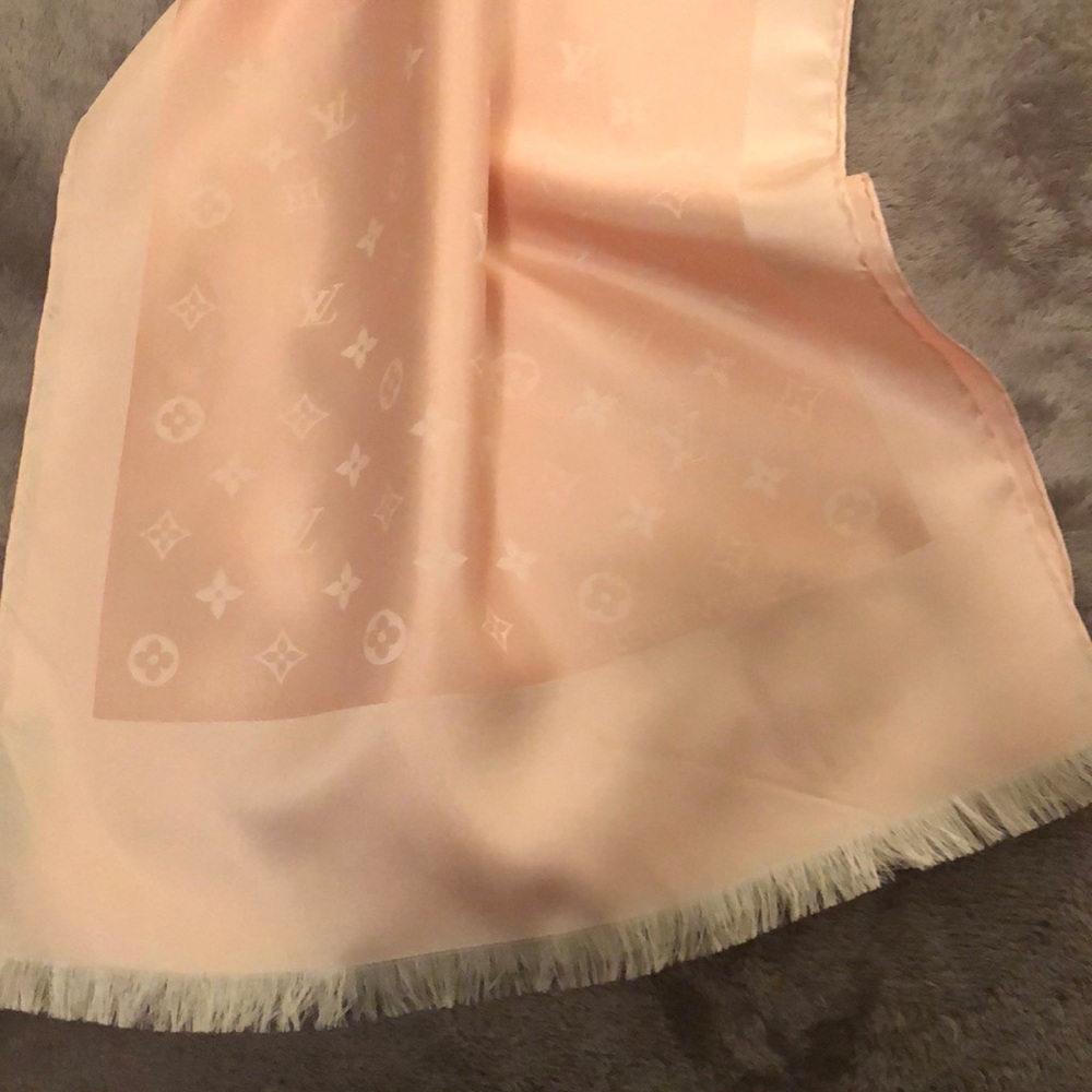 Louis Vuitton scarf pink gorgeous